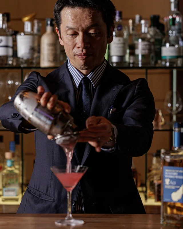 先週の金曜日にSAVOY Hommageより森崎和哉氏をゲストバーテンダーとしてお招きし、一夜限りのイベントを開催いたしました。初めてアディ ラウンジ＆バーへお越しいただいた皆様、日頃よりご愛顧いただきイベントをお楽しみいただいた皆様へ心よりお礼申し上げます。

森崎氏のアワードカクテル「てふてふ」と、アディ ラウンジ＆バーの為に作られた「春爛漫」は、６月まで提供いたします。

Last Friday, we welcomed Mr. Kazuya Morisaki from SAVOY Hommage as our guest bartender for a special one-night event at Adee Lounge & Bar.
We sincerely thank everyone who visited us for the first time, as well as our loyal guests who continue to support and enjoy our events.

Mr. Morisaki’s award-winning cocktail “Tefutefu” and the specially crafted “Haru・Ranman” for adee Lounge & Bar will be available until June.

.......................
#森崎和哉 #ゲストバーテンダー #大阪バー #サントリー #梅田ホテル #Bartender #Cocktails #Osakabar #Osakafood

※メニュー、サービス内容などは予告なく変更する場合がございます。
*The menu may change depending on the season and circumstances.